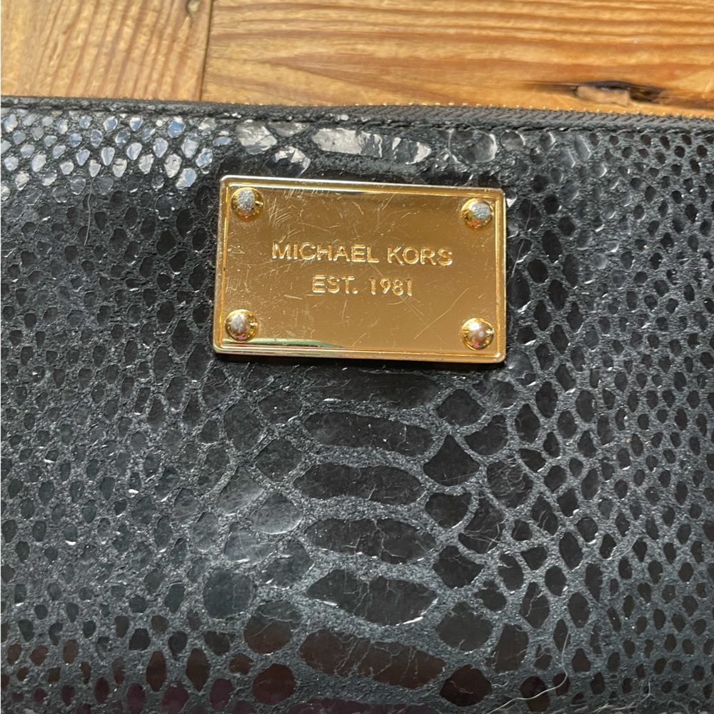 Women’s Michael Kors Black Leather Gold Hardware Reptile Zipper Wallet Preowned - Picture 9 of 9
